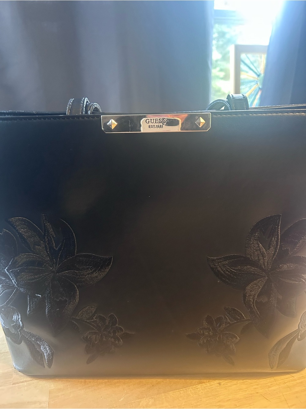GUESS Grand sac fourre-tout noir à appliqués floraux – Très bon état
